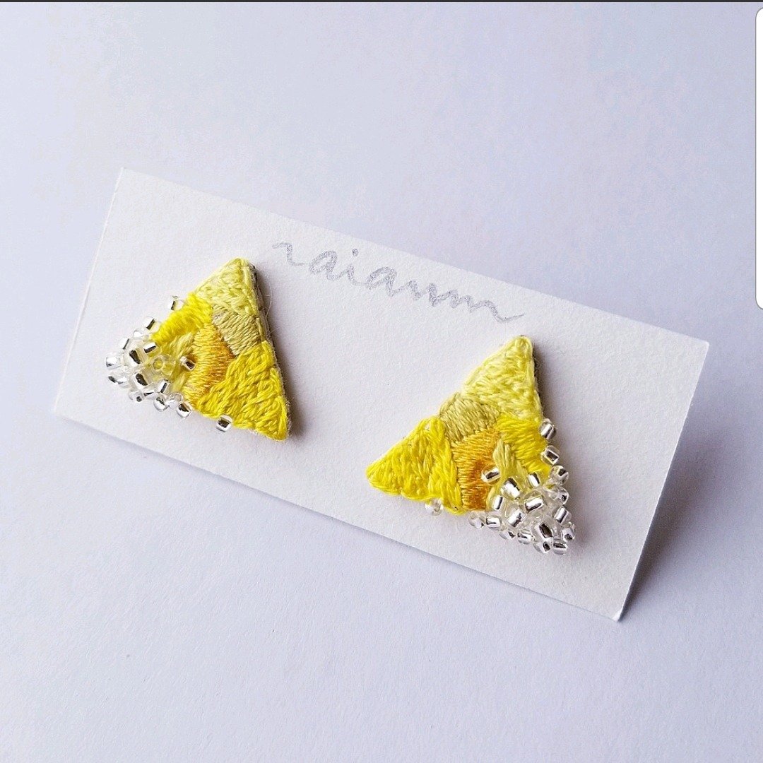 Embroidered and beaded triangular earring Mimosa - 耳环/耳夹 - 绣线 黄色