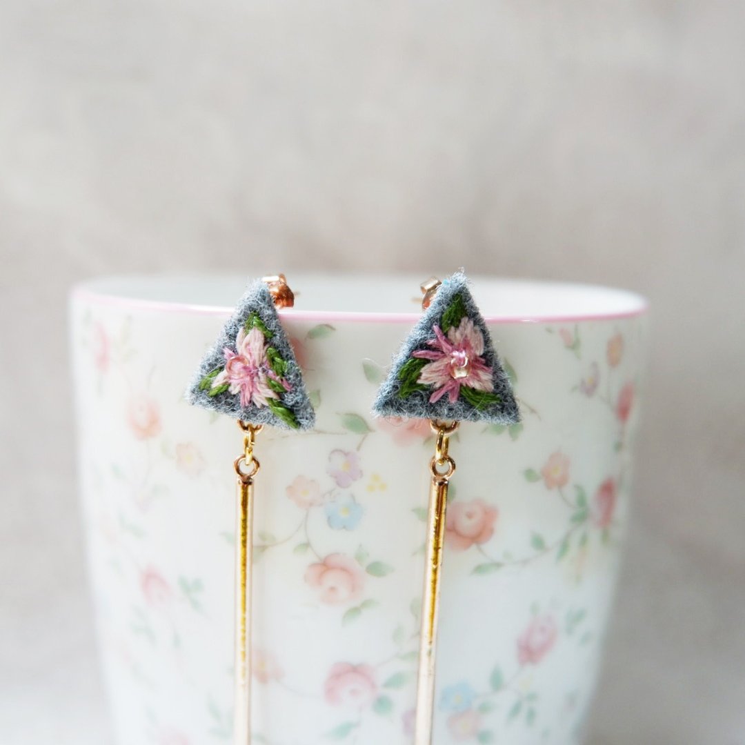 Cute hand embroidered flower dangle earring - 耳环/耳夹 - 绣线 粉红色