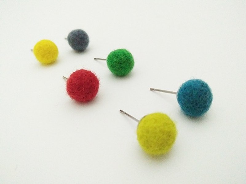 迷你羊毛球 耳针/耳夹 台湾制造 全手工 - 耳环/耳夹 - 羊毛 多色