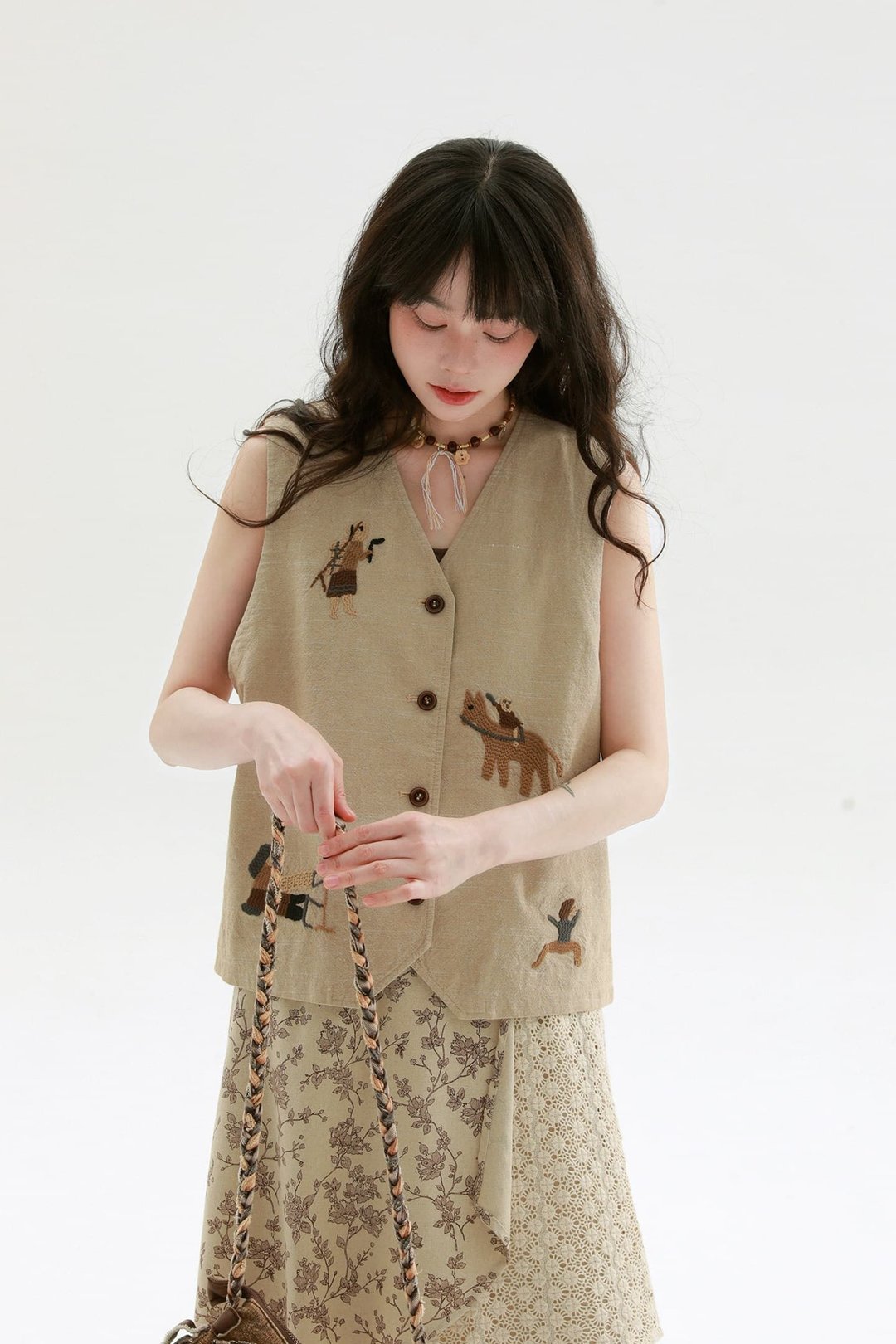 麻本色 騎馬小人刺繡棉麻背心 復古文藝馬甲開衫 游牧風外套 - 女装休闲/机能外套 - 棉．麻 卡其色