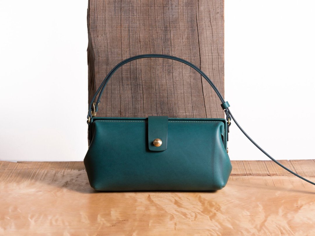 Paka-Pochette S #PeacockBlue [Customizable gift] - 侧背包/斜挎包 - 真皮 蓝色