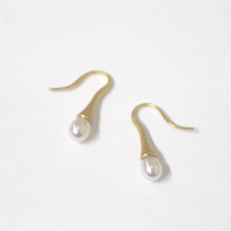 Freshwater Pearl Swing Earrings 2 Gold Color - 耳环/耳夹 - 宝石 金色