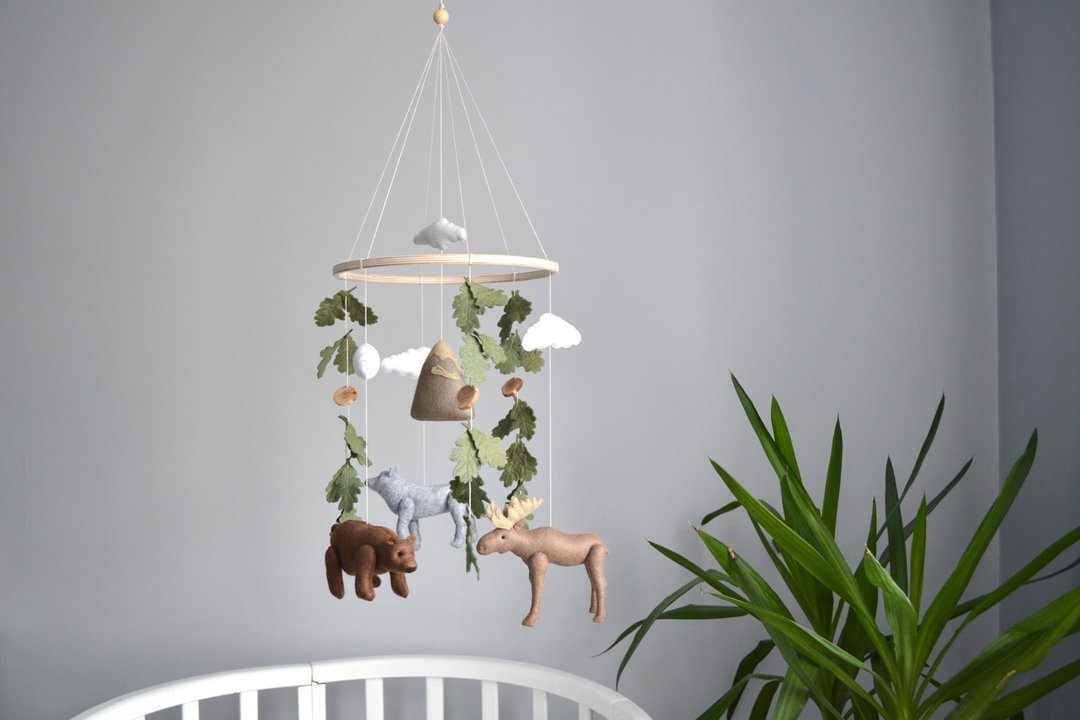 Woodland baby Mobile, Forest Baby Mobile, Woodland Nursery Decor, Newborn gift - 玩具/玩偶 - 羊毛 绿色