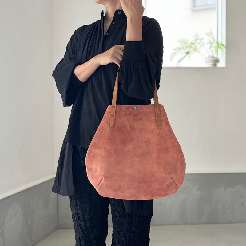 【2025登场 M尺寸】牛床绒面与极厚油蜡鞣制皮革圆形托特包 M-size【婴儿粉】 - 手提包/手提袋 - 真皮 粉红色