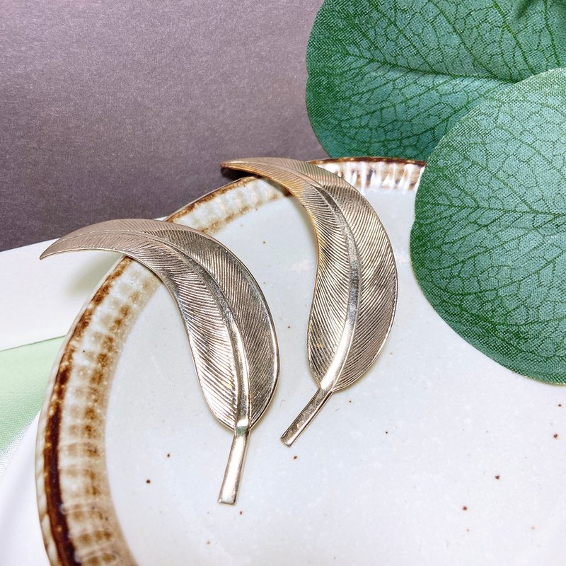 【西洋古董饰品】两个胸章 一组沙金掐丝叶脉线条 叶子金胸针胸章 - 胸针 - 贵金属 金色