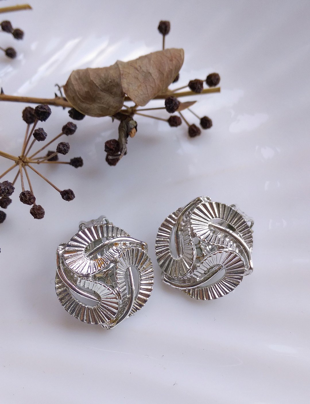 西洋古董饰品。 LISNER 旋转银叶 夹式耳环 - 耳环/耳夹 - 其他金属 银色