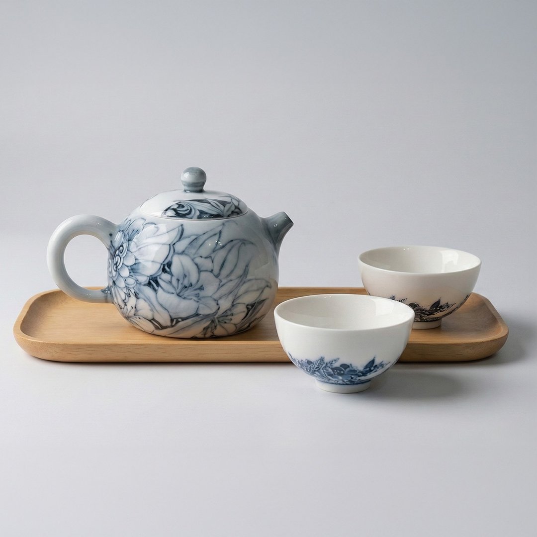 手工烧制・手绘浮雕百合青花壶双杯组・新婚乔迁贺礼・艺术摆设 - 茶具/茶杯 - 瓷 