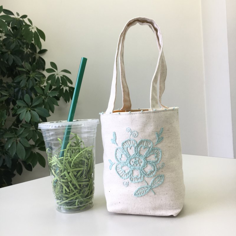 日本匠人手刺绣爱心花卉 咖啡提袋 随行杯饮料袋 - 手提包/手提袋 - 棉．麻 白色