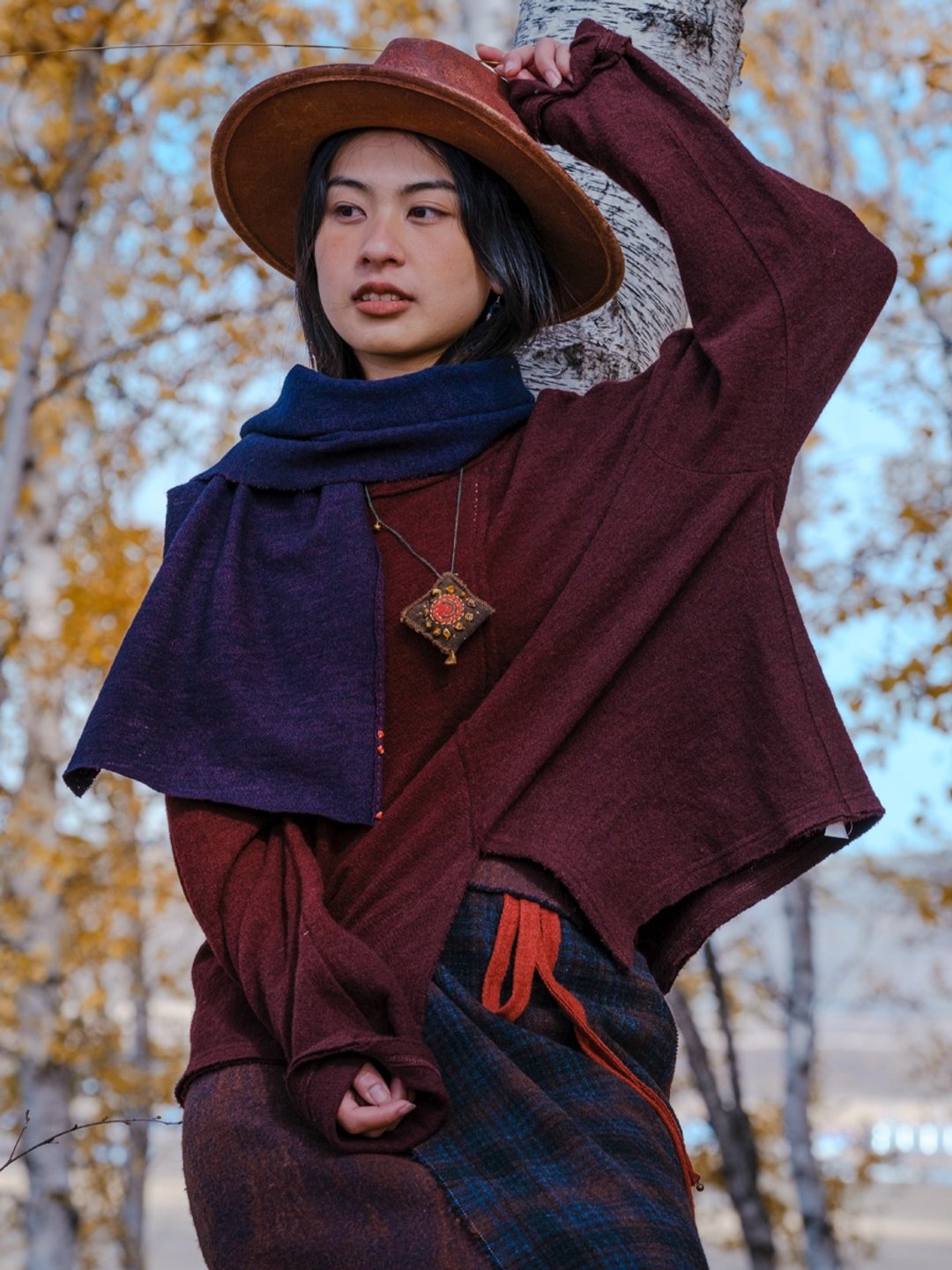 深褐紅色 羊毛針織百搭圓領針織衫 手工刺繡毛衣 - 女装上衣 - 羊毛 红色