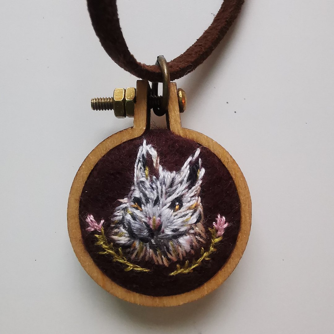 Owl hand-embroidered necklace, Owl wooden pendant, Wooden hoop, Forest art - 项链 - 木头 多色