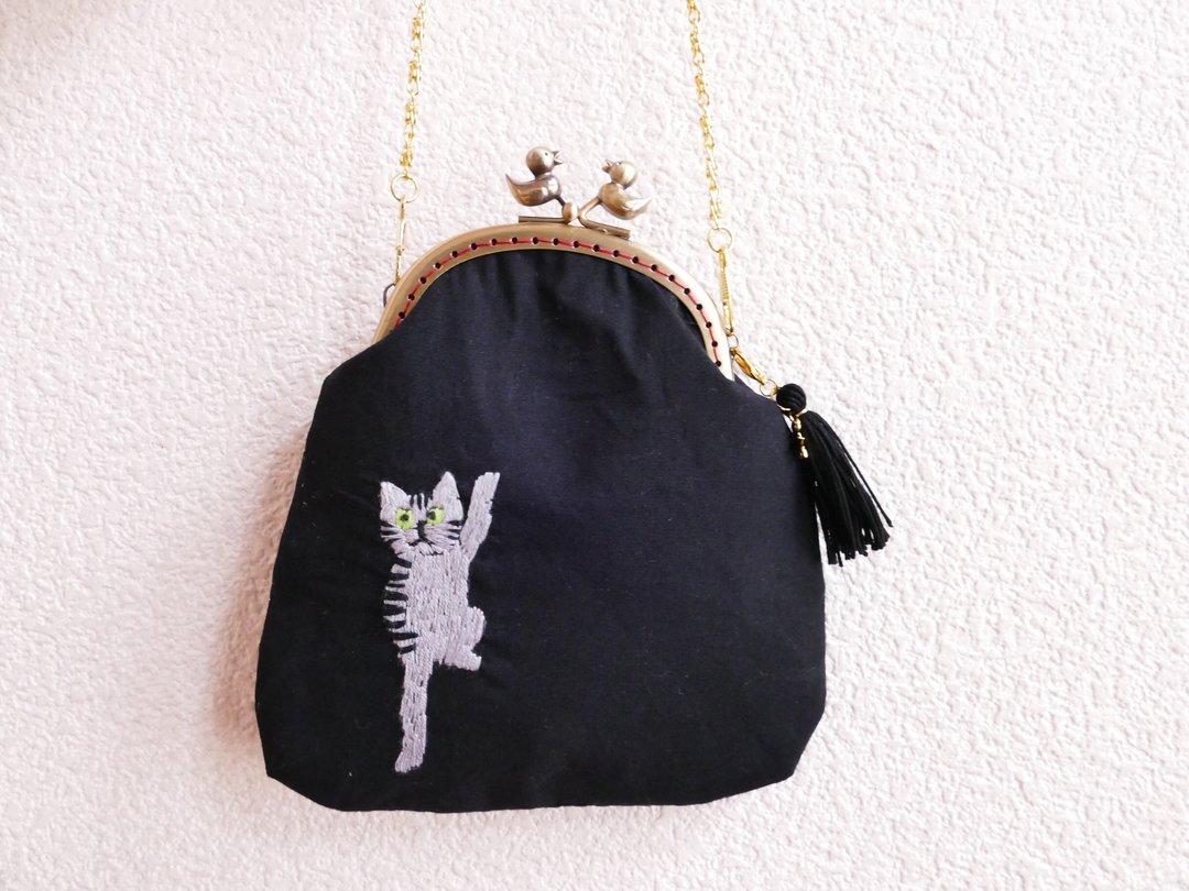 Embroidered embroidery black Sabatra cat - 侧背包/斜挎包 - 棉 多色