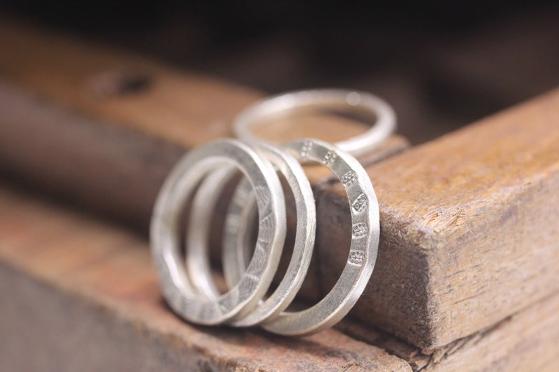 Large profile handmade silver ring with stamped patterns (R0058) - 戒指 - 银 银色