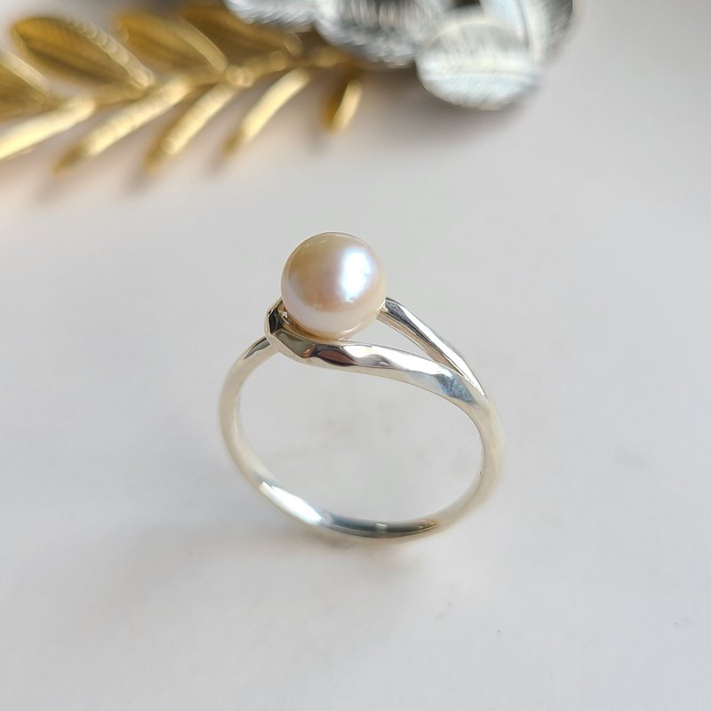 One Akoya Pearl Elegant Hammered Ring Silver / Free Shipping PY-289 - 戒指 - 纯银 银色