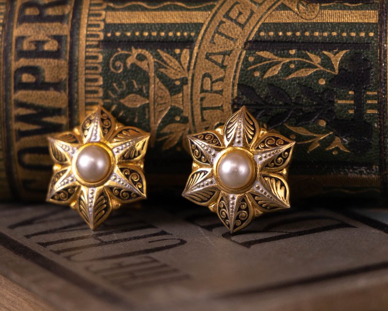 西班牙古董 大马士革Niello工艺 六瓣花镶珍珠 纹饰造型耳夹 - 耳环/耳夹 - 其他金属 金色