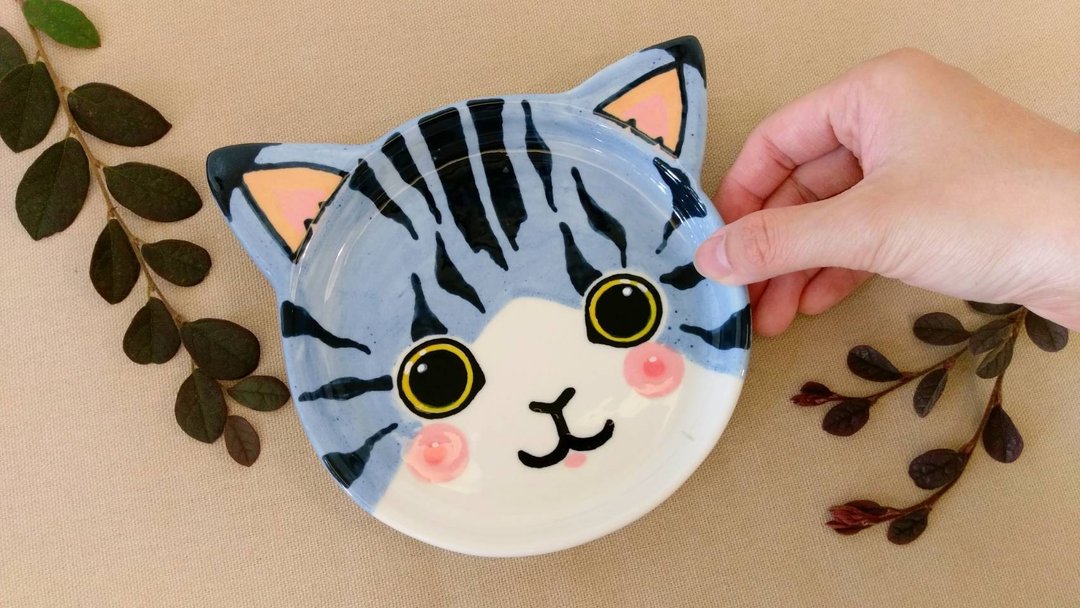 生日情人节首选  蓝灰色 虎斑猫釉下彩绘  手捏造型盘 - 浅碟/小碟子 - 陶 多色