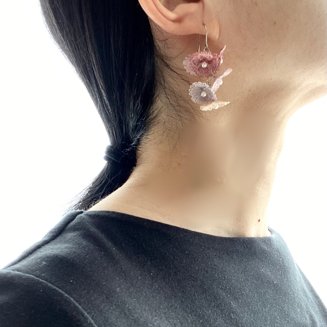 Dusty Rose Flower Bouquet Thread Earrings 花团锦簇耳环 灰粉色 可更换为耳夹 灰粉色 线制绽放的花朵耳饰 - 耳环/耳夹 - 绣线 粉红色