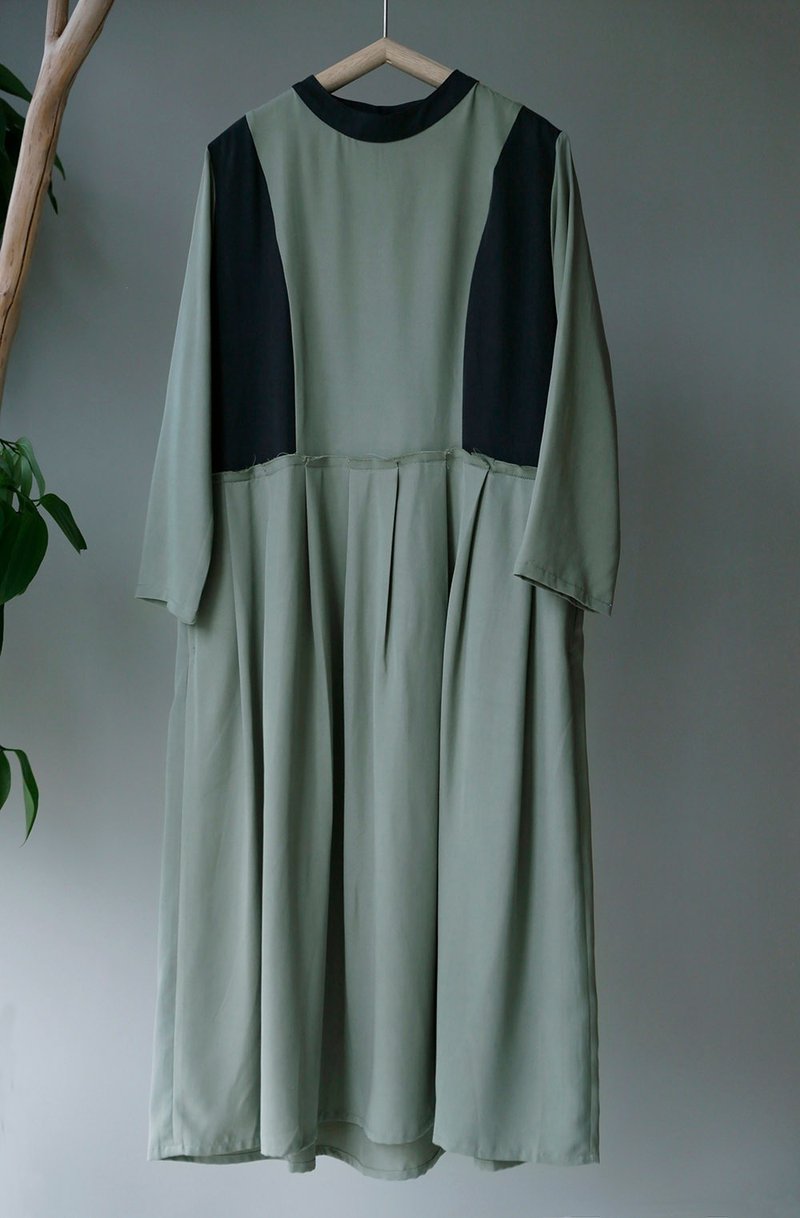 淡竹与深绿  斜纹纯棉工字压褶毛边拼色長版洋裝 - 洋装/连衣裙 - 棉．麻 