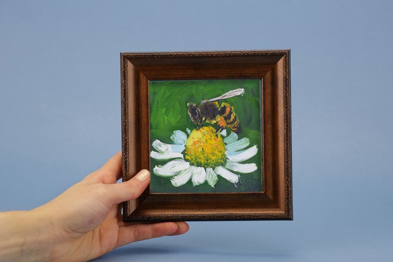 BumbleBee Small Oil Painting Bee Original Art Chamomile Painting Floral Artwork - 海报/装饰画/版画 - 其他材质 黄色