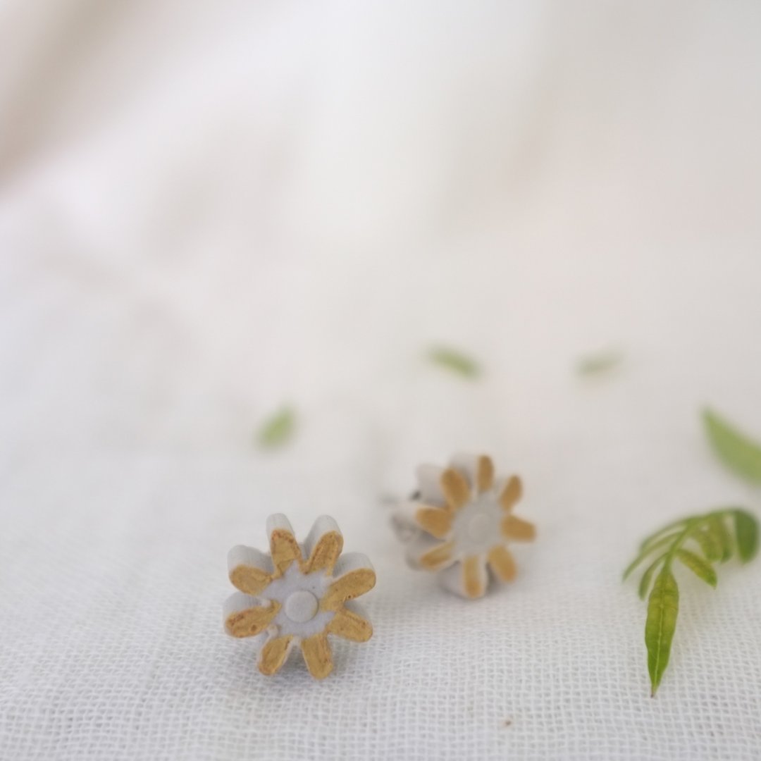 handmade ceramic earrings -   Mustard Flower - 耳环/耳夹 - 陶 黄色