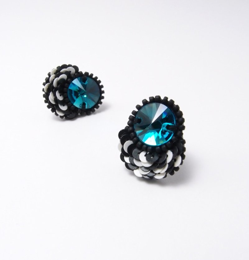 黑白 一片花瓣 手工刺绣耳环 - 耳环/耳夹 - 水晶 蓝色