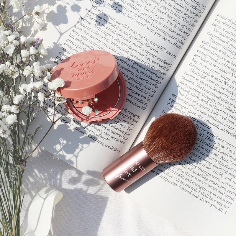 携带式蜜粉.粉饼刷(Love yourself 款) - 彩妆刷具/镜子/梳子 - 其他材质 