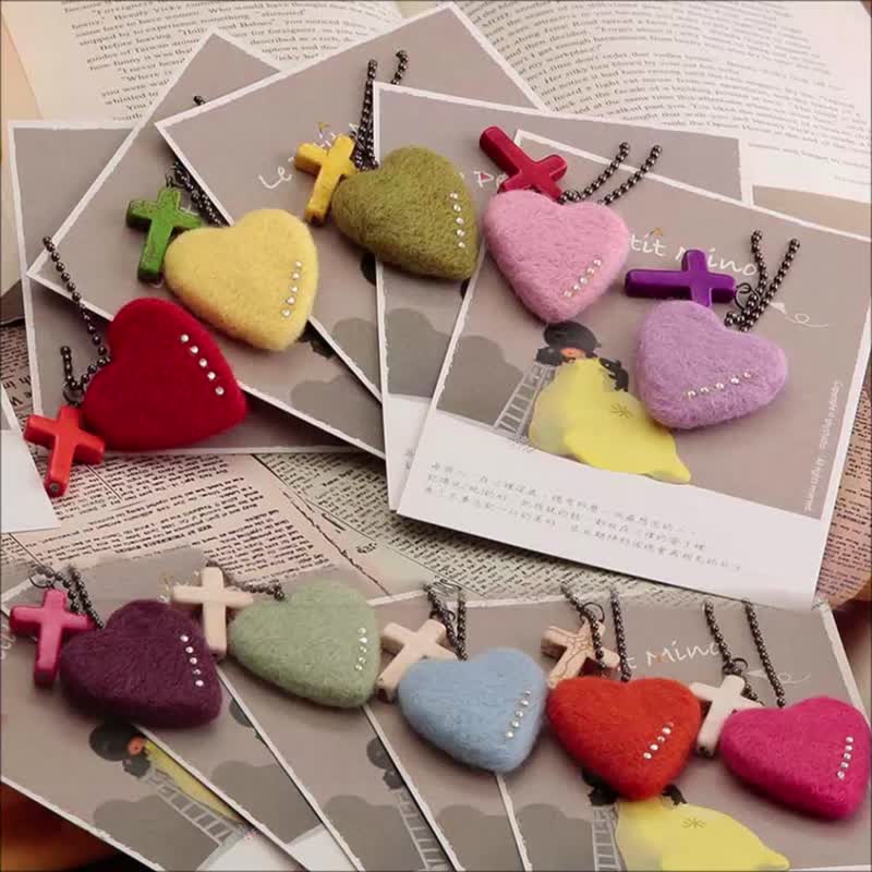 手作治愈系香氛爱心十字吊饰 缤纷闪闪爱羊毛毡 10选1 - 吊饰 - 羊毛 多色
