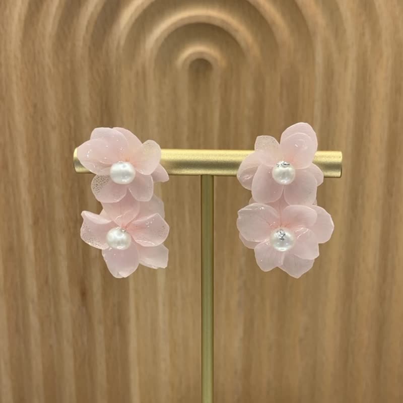 自信之作 优雅启程系列 真花 天然珍珠 粉红色 (耳针/耳夹/耳环) - 耳环/耳夹 - 植物．花 粉红色