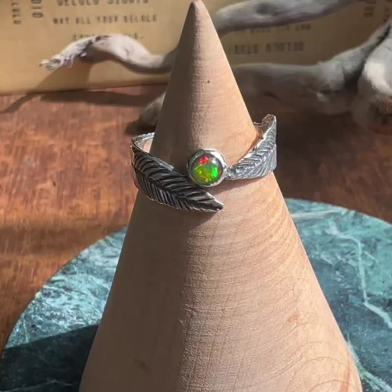 手作银饰— 晨曦之羽 925纯银羽毛凿印 金工戒指 镶嵌4 mm 蛋白石 - 戒指 - 纯银 银色