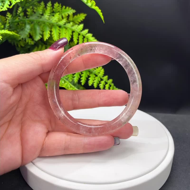 白水体草莓晶手镯 58MM 冰透星光 浅红水晶圆条手环 清新亮丽魅力 - 手链/手环 - 水晶 红色