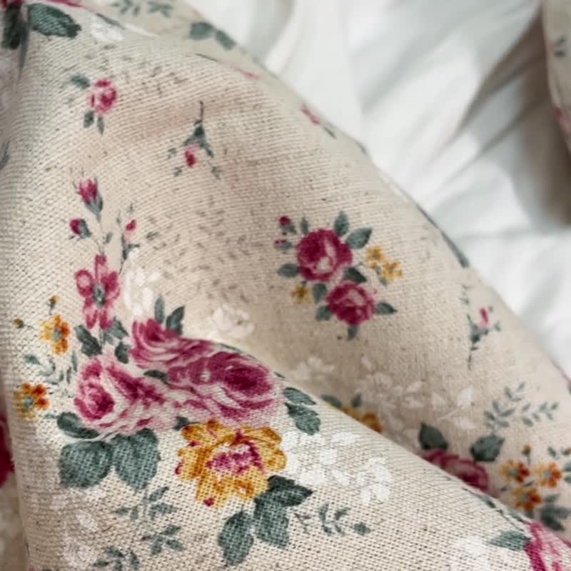 【萝莎姑娘】现货/日本布口金包/化妆包/笔袋/收纳包/玫瑰/木珠 - 化妆包/杂物包 - 棉．麻 卡其色