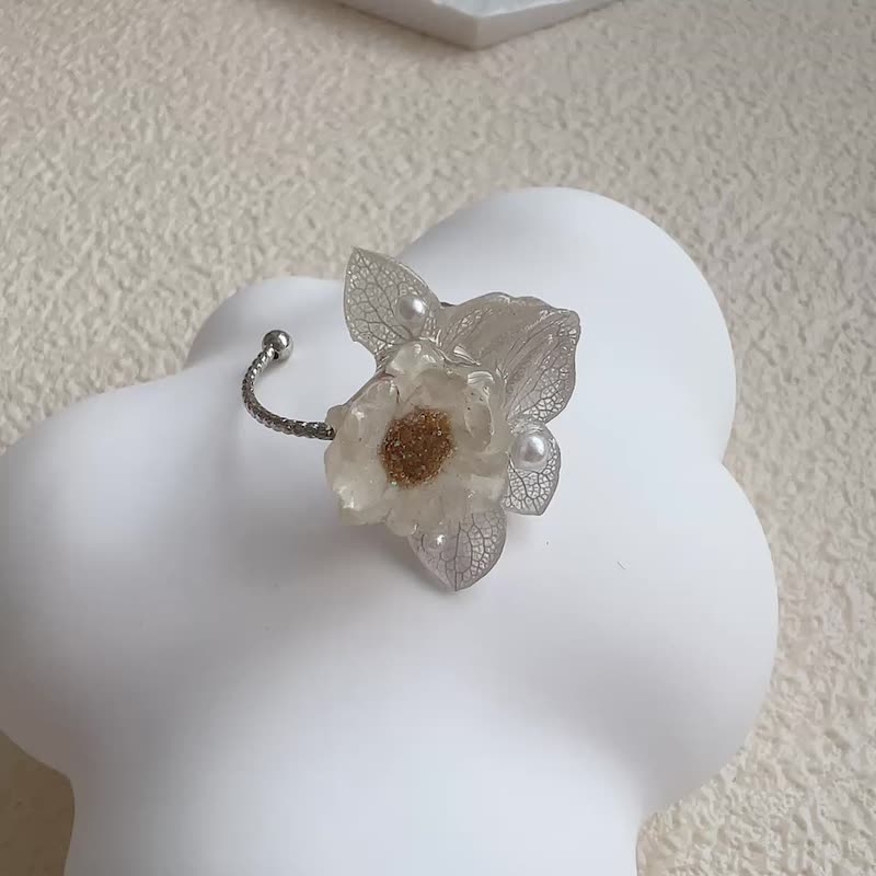 绣球白梅花系设计款开口戒 - 戒指 - 其他金属 白色