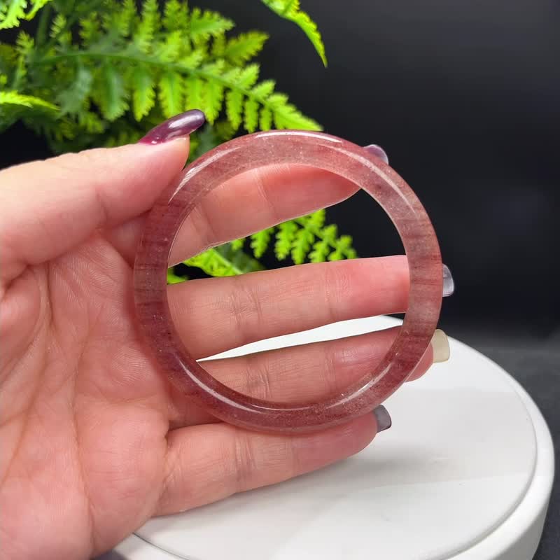 草莓晶手镯 57+MM 冰透星光千层 红水晶手环 圆条 甜美魅力姻缘 - 手链/手环 - 水晶 红色