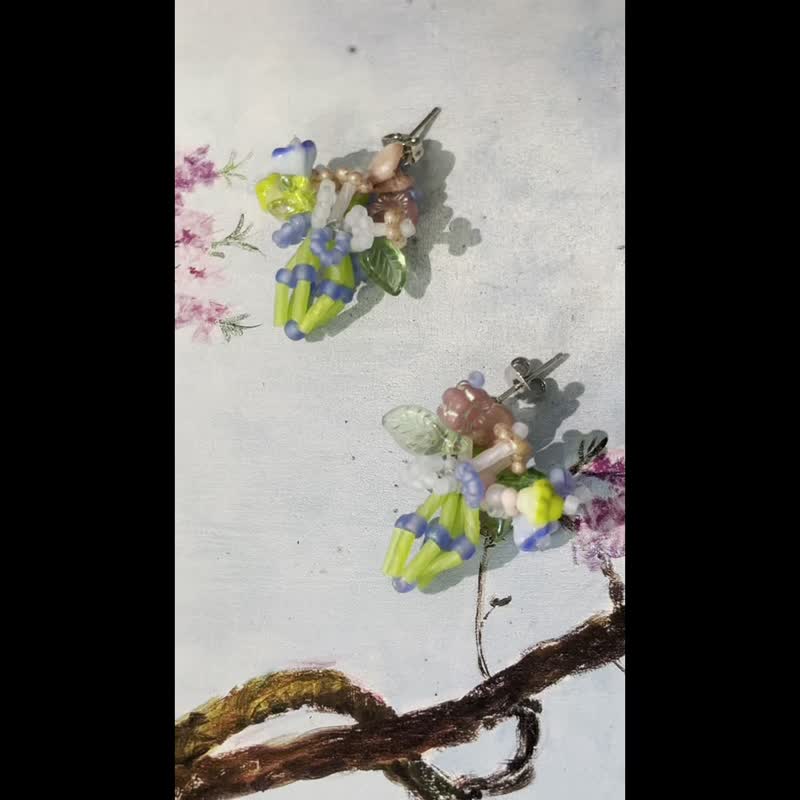 手作串珠耳飾 迷你花束耳釘 串珠花朵耳環 - 耳环/耳夹 - 玻璃 多色