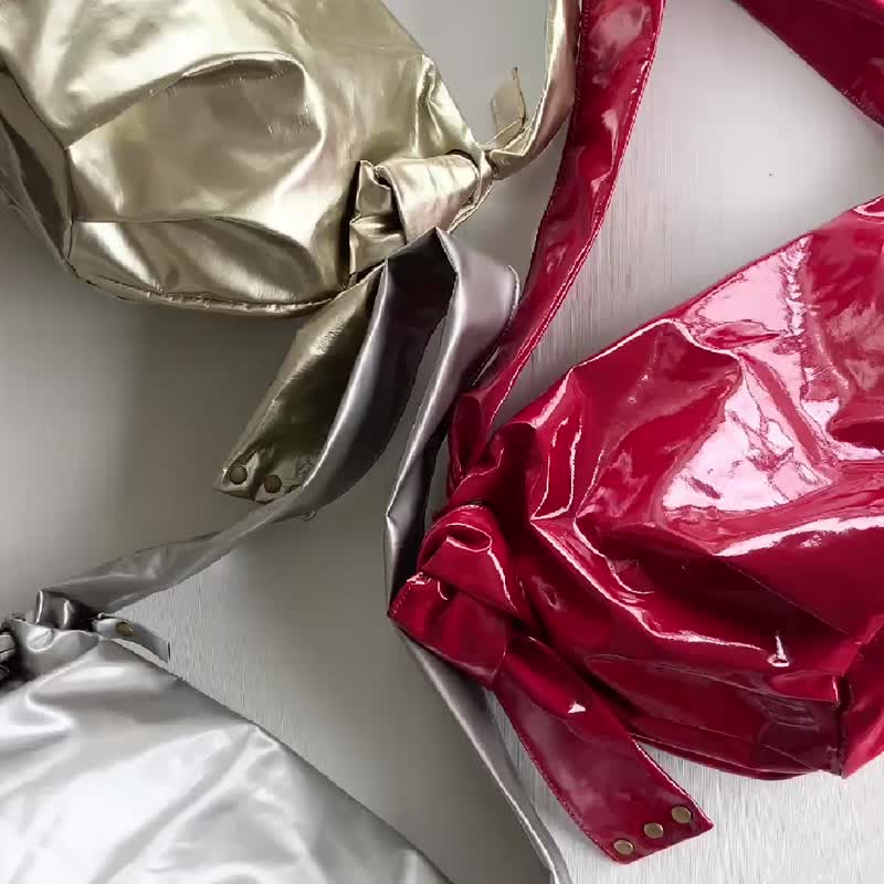 可爱、轻盈、防水的珐琅两用单肩包，非常适合下雨天或休闲活动 - 侧背包/斜挎包 - 防水材质 红色