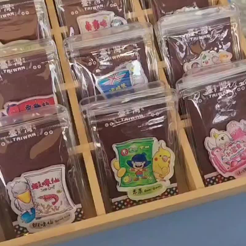 【台湾纪念品】台湾零食鸟 亮面胸章 Pin バッジ - 徽章/别针 - 塑料 