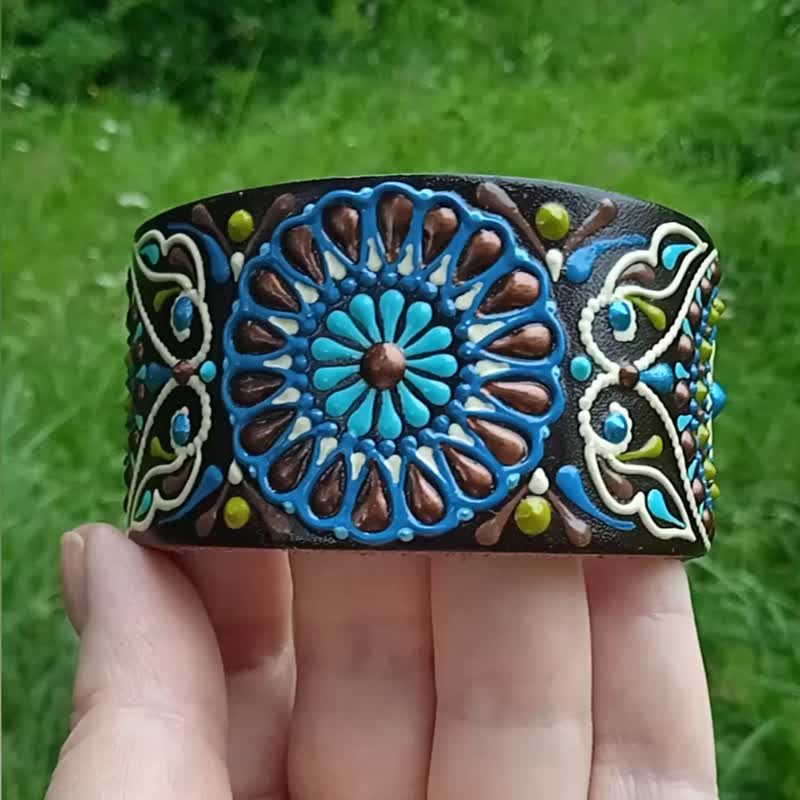 Hand-painted leather cuff bracelet, Wide leather bracelet, Womens wristband - 手链/手环 - 真皮 绿色