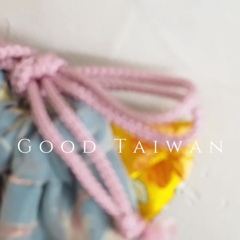 猫咪造型台湾花卉图案 x 丝织迷你束口袋 (独一无二的作品) - 化妆包/杂物包 - 棉．麻 绿色