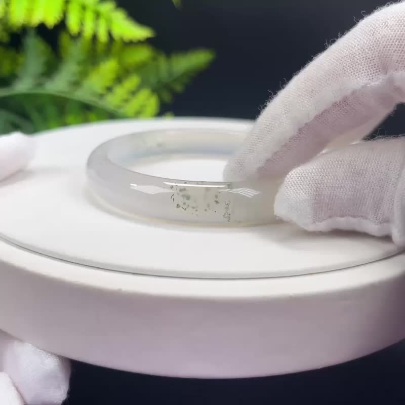 精品 白色玛瑙手镯 52+MM 冰润起刚飘绿朱砂点玉髓手环 生机活力 - 手链/手环 - 半宝石 
