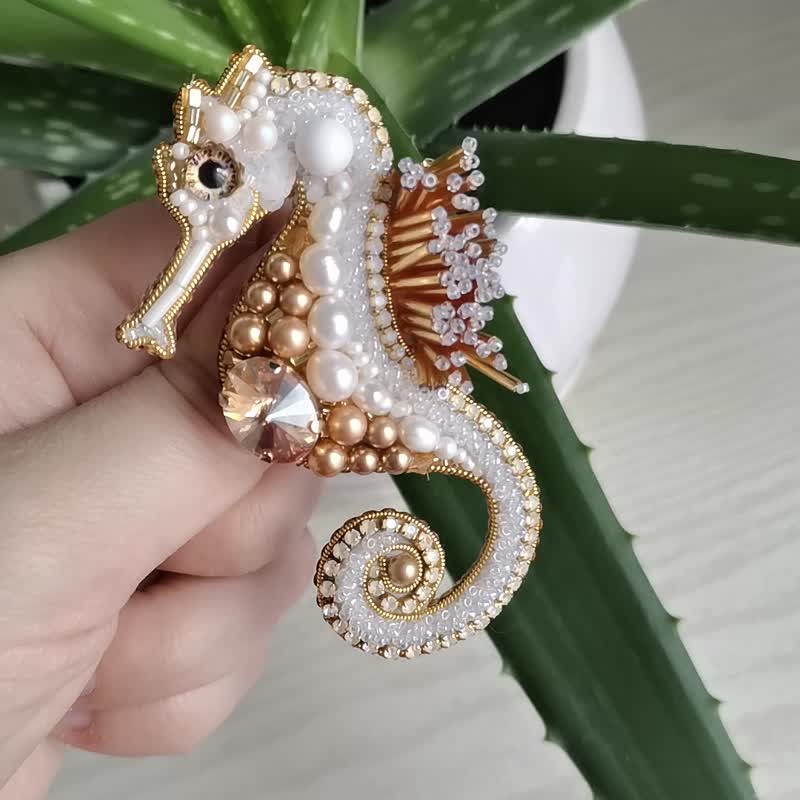 Seahorse jewelry brooch, handmade gifts, Seahorse brooch beaded,  Unique gift - 胸针 - 玻璃 金色