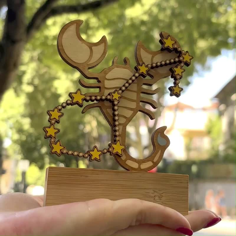 星座木制婴儿房摆饰 – 天蝎座手绘奖杯 – 可定制化姓名 - 摆饰 - 木头 