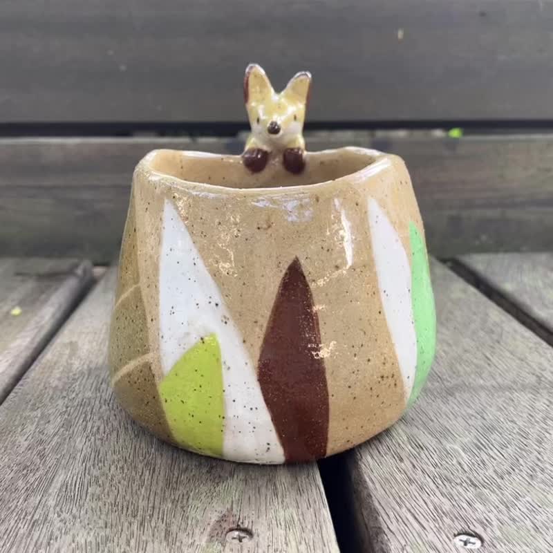 A Lu 小狐狸糯米陶花器/摆饰/礼物/送礼 原创手作仅此一件 - 花瓶/陶器 - 陶 多色
