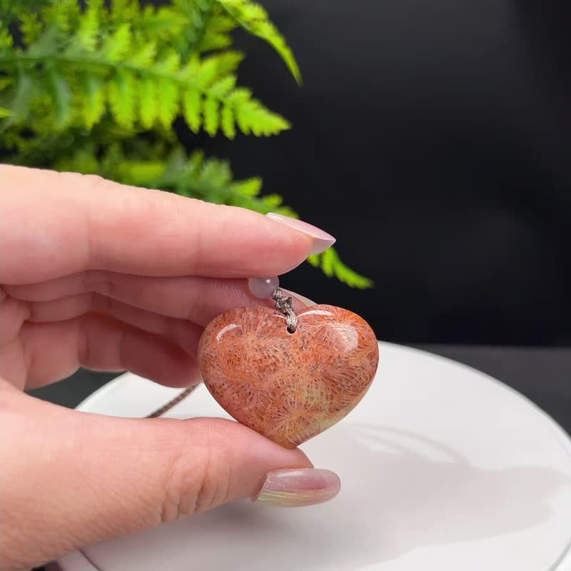 天然 爱心珊瑚玉吊坠 冰润高瓷凤尾纹 橘粉菊花玉项链 吉祥富贵 - 项链 - 半宝石 