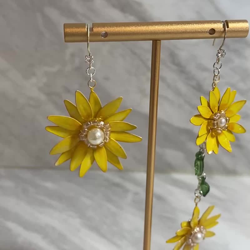 Jocelyn 水晶花饰品-向日葵耳环-黄/造花液/树脂花/滴胶/耳饰/花/ - 金工/饰品 - 树脂 黄色