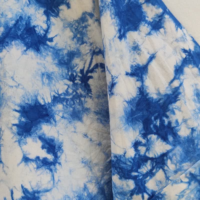 Jinda Shirt -  靛蓝半扎染多云短上衣 - 女装上衣 - 棉．麻 蓝色