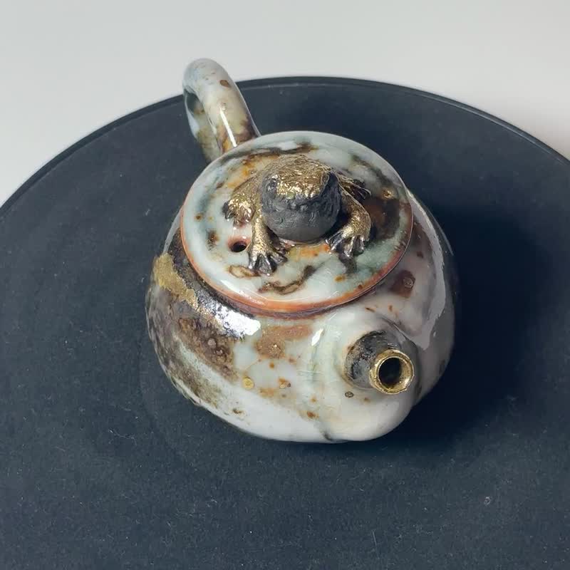 余华宇老师新作-鬼志野金蟾鎏金壶-开片系列-容量约140cc - 茶具/茶杯 - 陶 