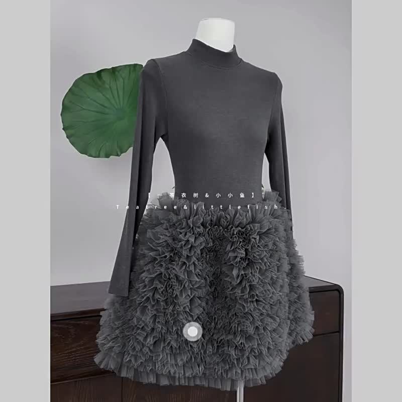 手工網紗拼接設計 保暖高領德絨高腰連衣裙 花苞裙 - 洋装/连衣裙 - 聚酯纤维 多色