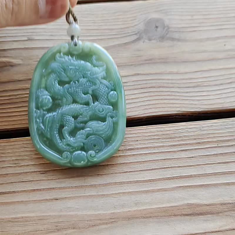 【亲翠】天然翡翠 冰绿精雕三爪帅气龙牌调整式绳链 生肖龙 - 项链 - 玉石 多色