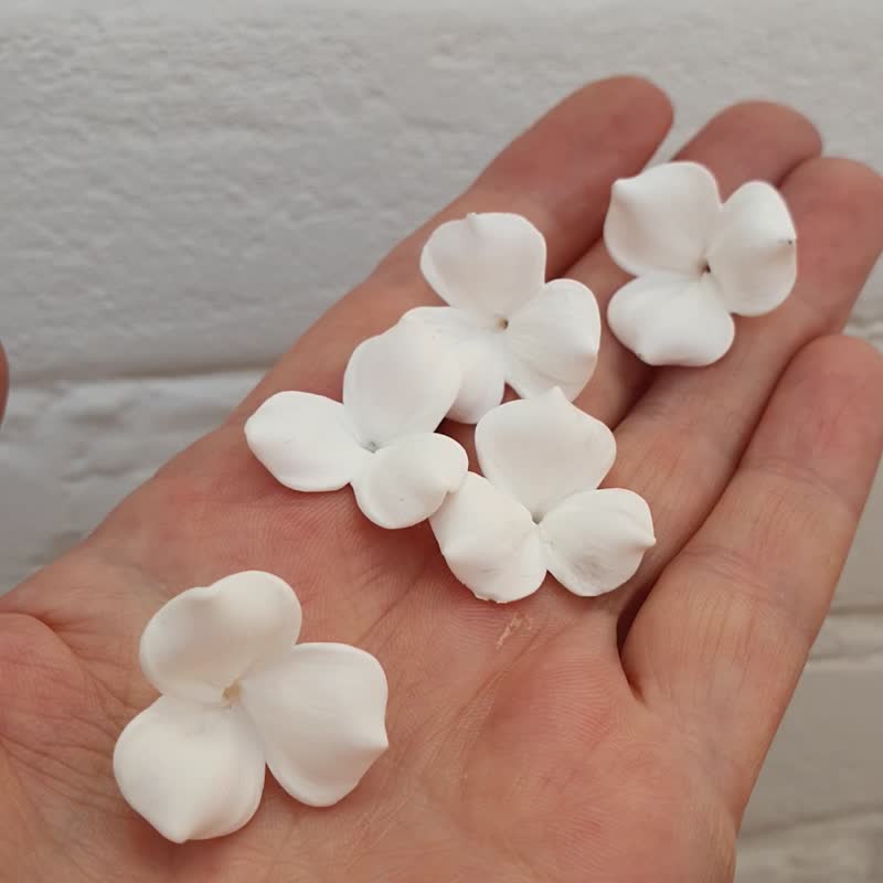 White flowers beads 1,5 cm, Floral beads clay for making jewelry - 零件/散装材料/工具 - 塑料 白色