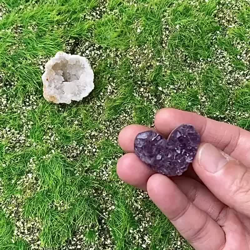 可爱小紫晶簇爱心x可爱小白晶洞能量套组 招财 贵人 疗愈 原矿 - 摆饰 - 水晶 多色