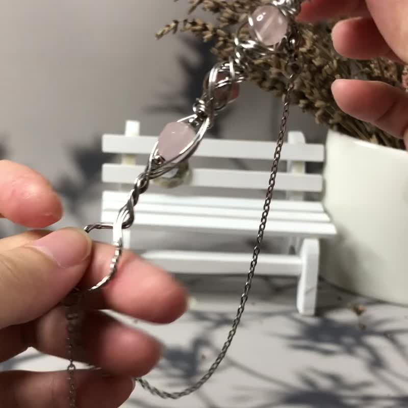 316L钛钢手作夹菸器 粉水晶 精致仪式感 防手臭 菸托 包挂 - 吊饰 - 不锈钢 粉红色